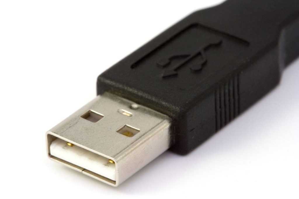 Через USB-кабель