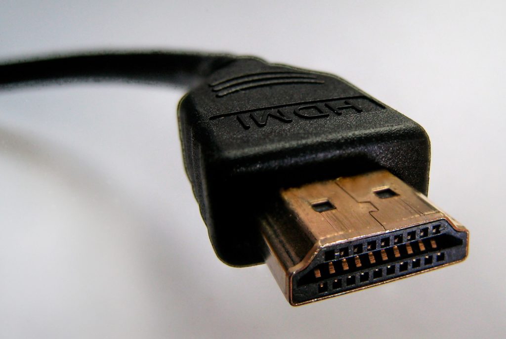 Через кабель HDMI